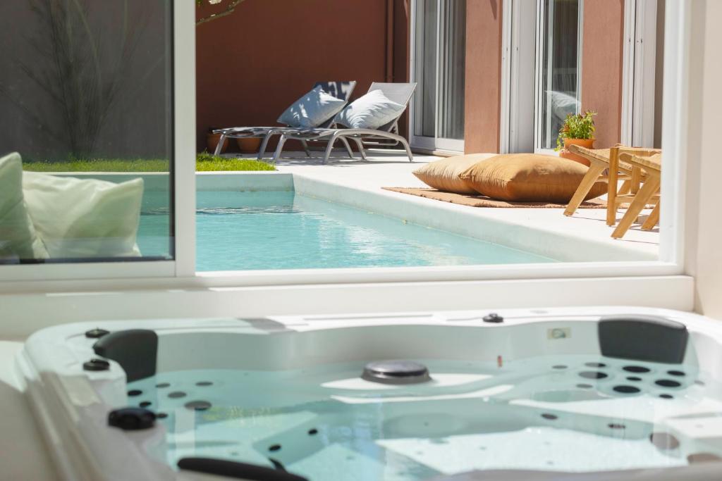 Villa Porto Jacuzzi Casa dos Pinheiros 109 - Private Villa with pool & heated SPA